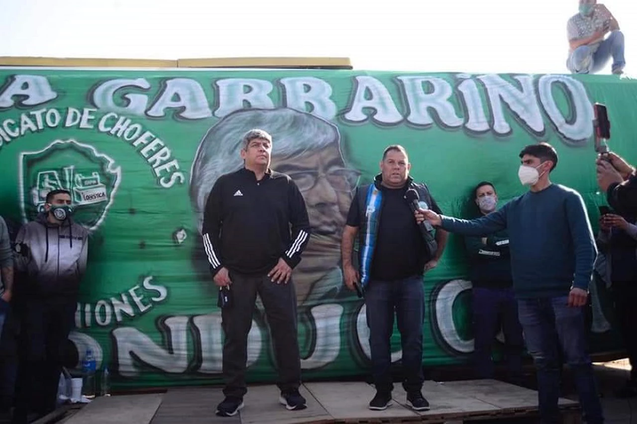 Garbarino y 6 meses sin salarios: empleados se acercan a Moyano mientras dialogan con Burlando y Cúneo Libarona