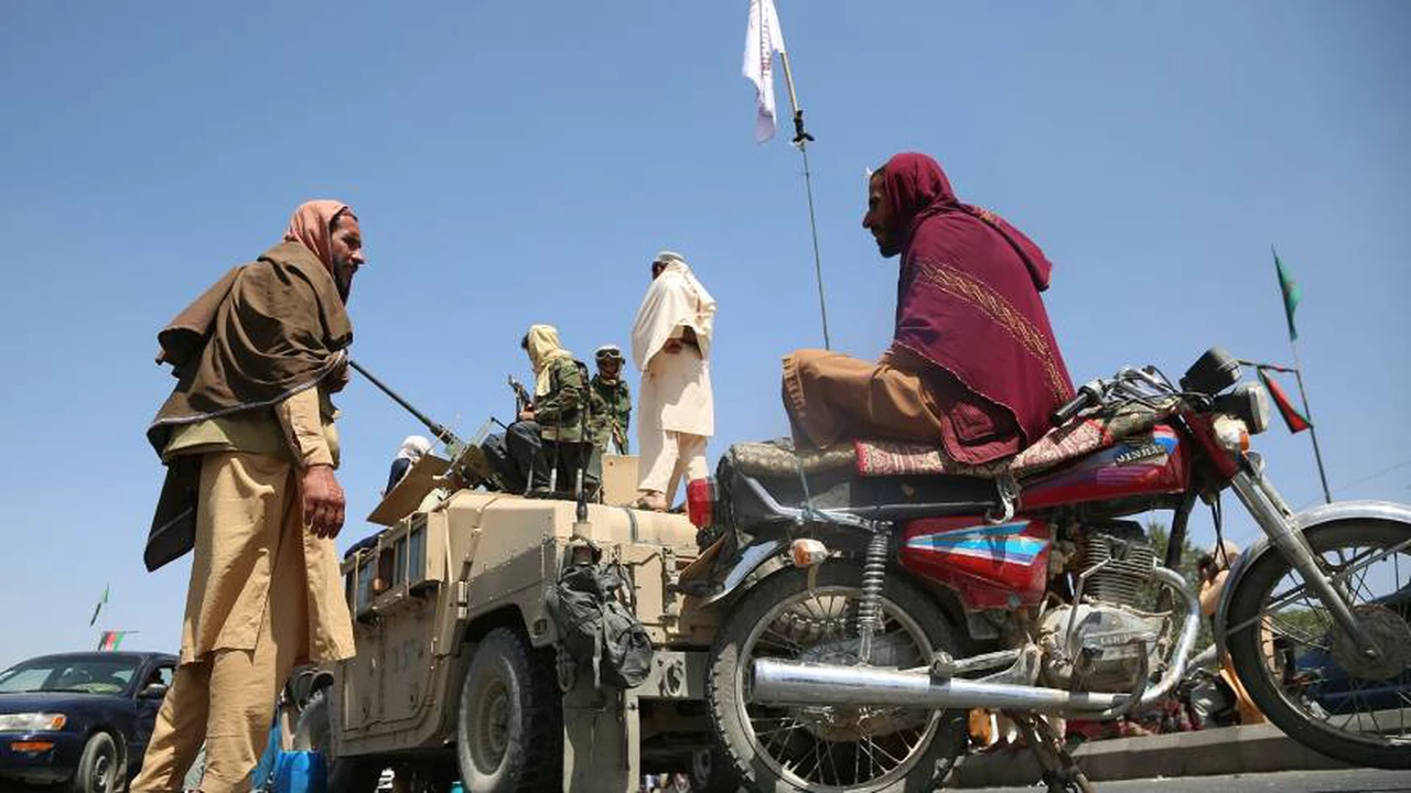 Afganistán: talibanes ponen un cepo al dólar y residentes se quedan sin efectivo