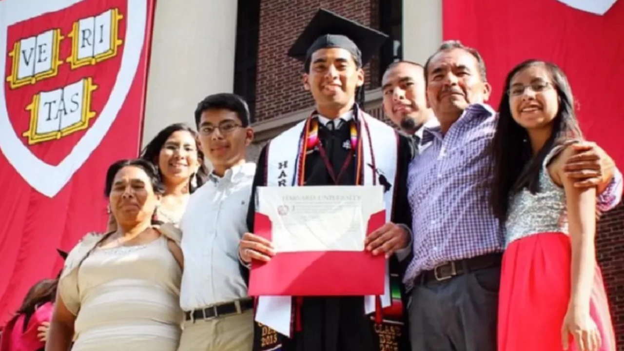 De los campos de tomates a Harvard: el hijo de campesinos inmigrantes que se graduó con honores