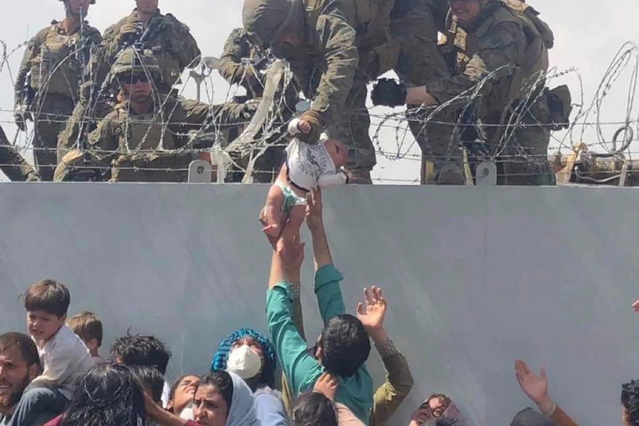 La terrible historia del bebé entregado por sus padres a los marines en el aeropuerto de Kabul