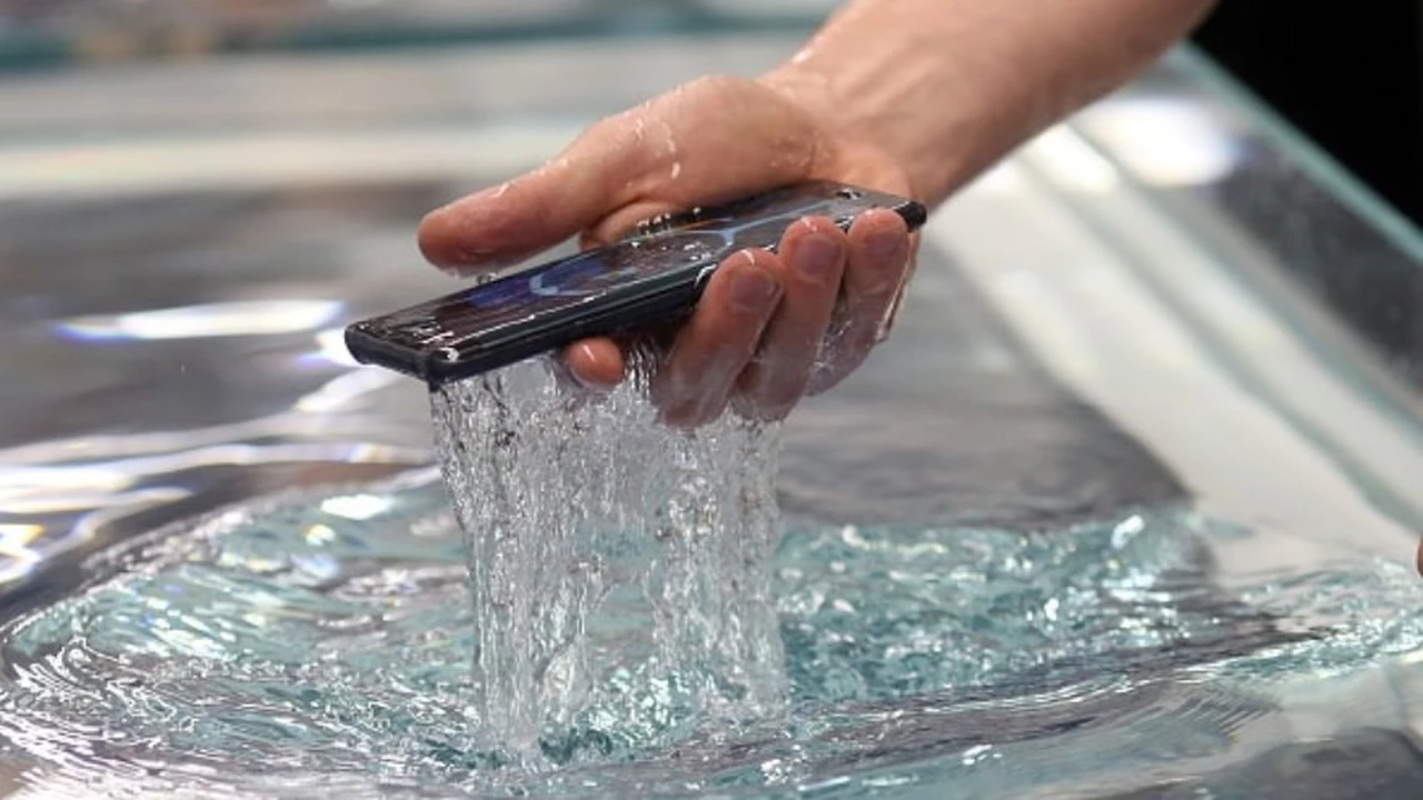 El móvil y el agua: qué pasa si se moja mi móvil y cómo saber si
