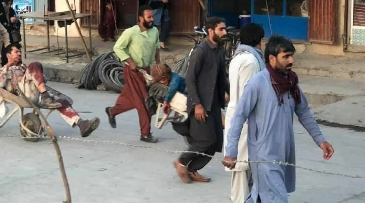 Viralizan imágenes del aeropuerto de Kabul, donde se produjo una explosión