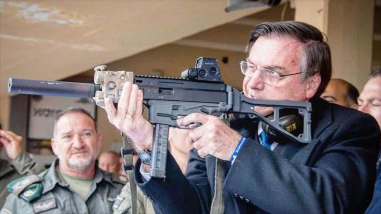 "Todo el mundo debería comprar un fusil": así desafía Jair Bolsonaro a sus adversarios
