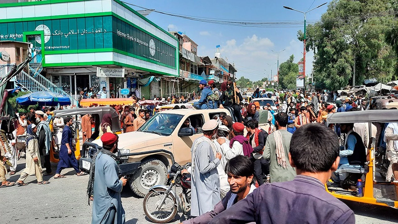 Cientos de personas protestan contra el cierre de los bancos en Kabul
