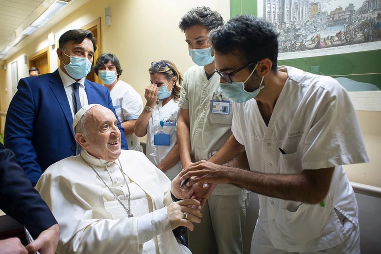El papa Francisco habló tras su reciente operación: "Un enfermero me salvó la vida"