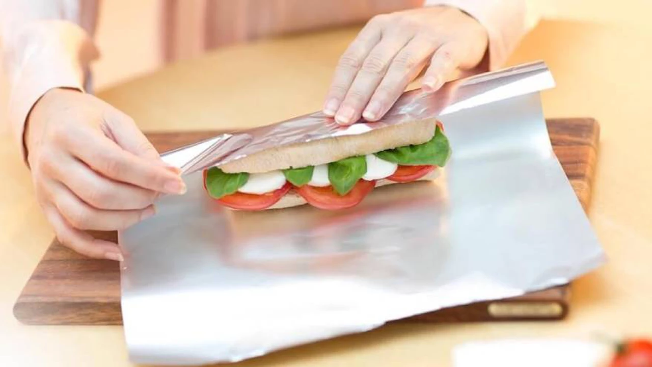 Por qué no deberías envolver las sobras de comida en papel aluminio, según expertos