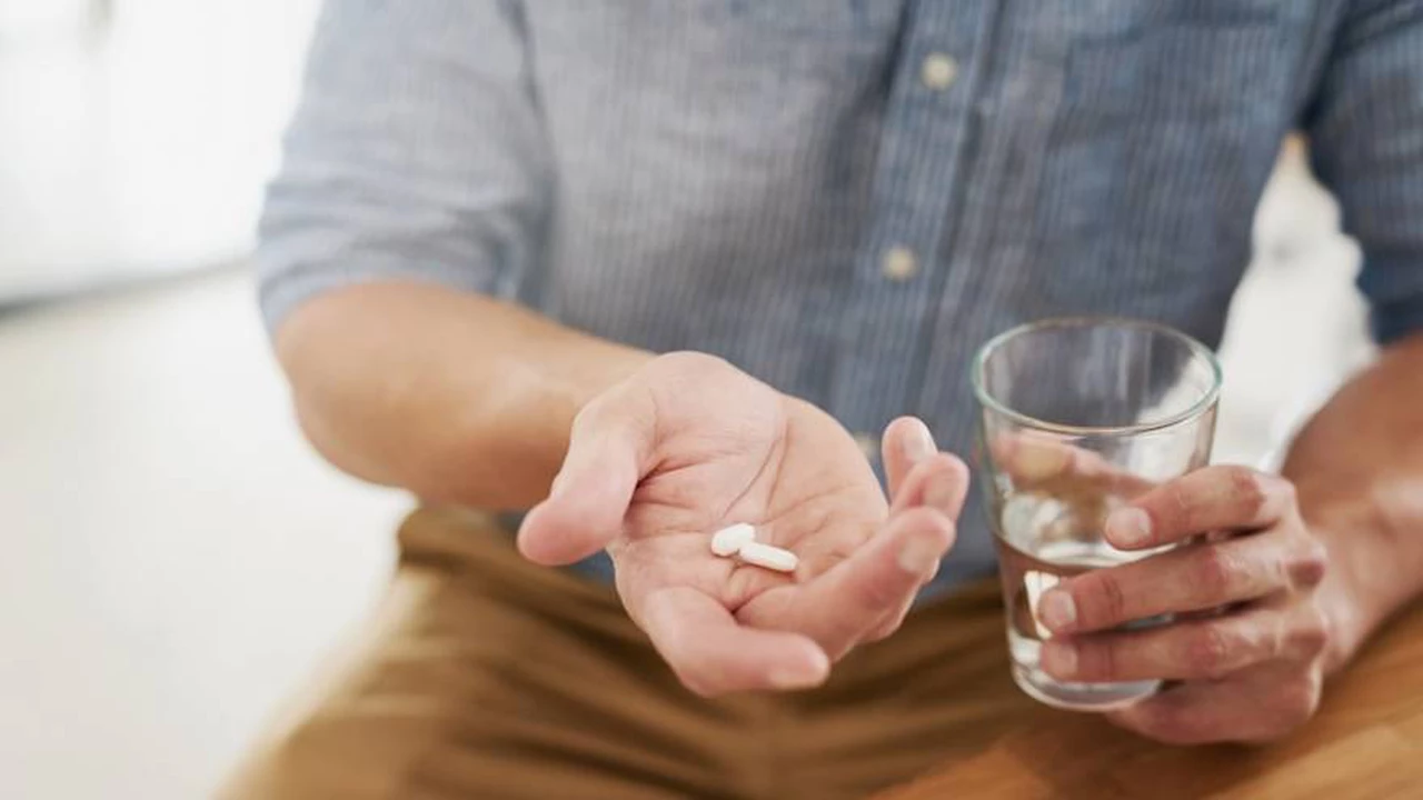 Por qué no deberías tomar pastillas con ninguna otra bebida además de agua, según la ciencia