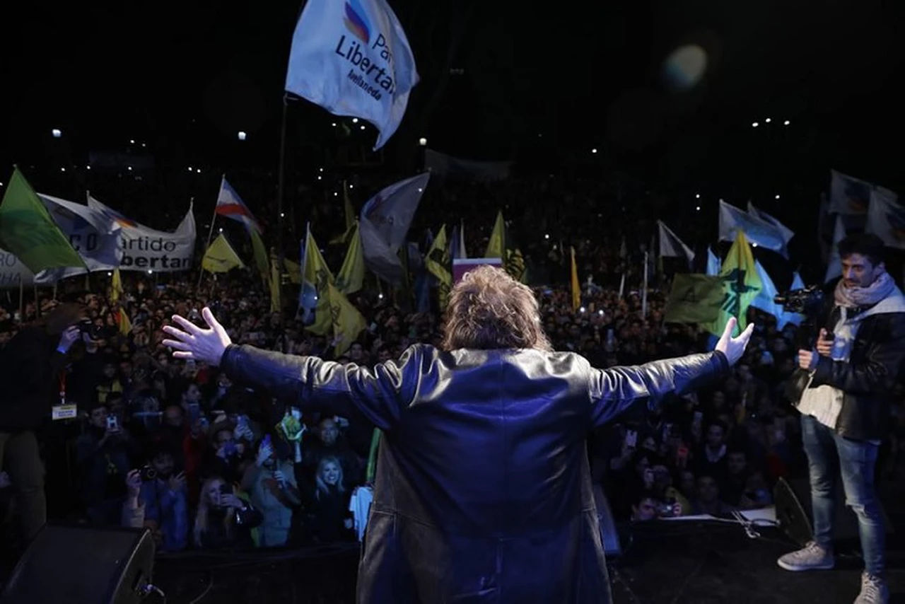 Furioso cierre de campaña de Javier Milei con el apoyo del hijo de Bolsonaro