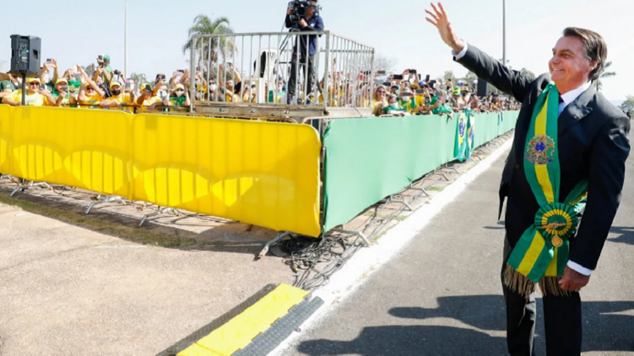 Jair Bolsonaro amenaza a la Justicia de Brasil: "El que actúe fuera de la ley, que se encuadre o se prepare para irse"