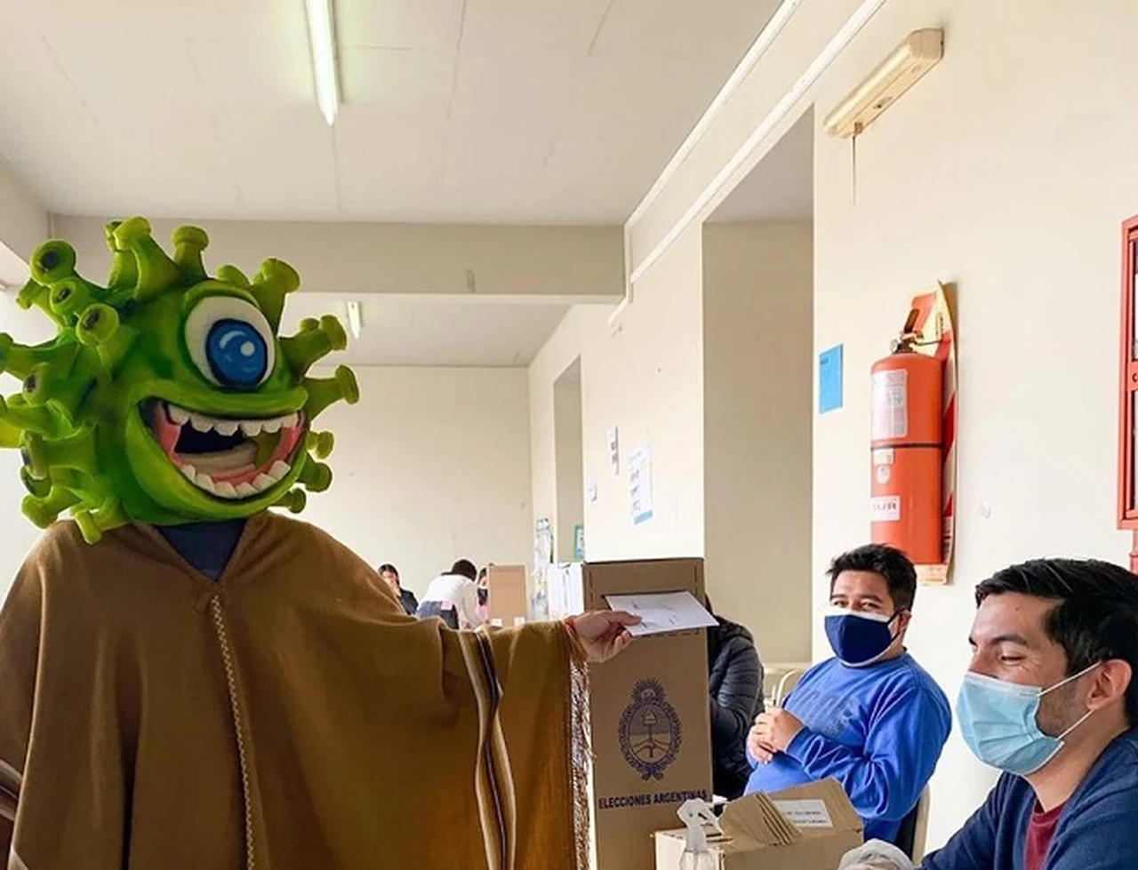 Paso 2021: en Jujuy, un influencer fue a votar disfrazado de coronavirus