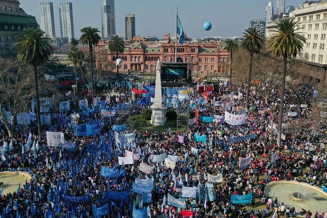 Por pedido del Presidente, los movimientos sociales suspendieron la marcha a Plaza de Mayo para respaldar su gestión