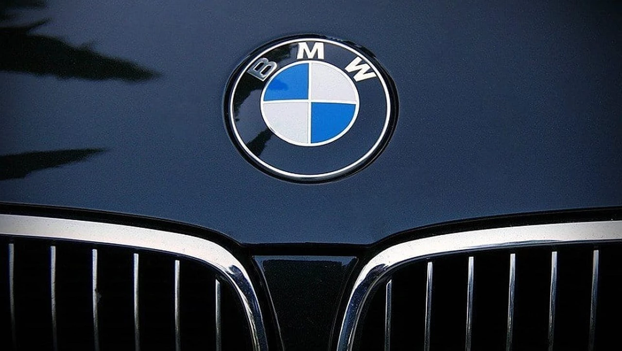 ¿Qué significa el logo de BMW y cómo bautizan a sus vehículos según la combinación de números y letras?