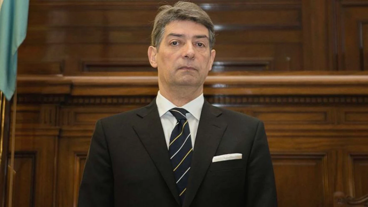 Rosatti le advierte a Milei que la dolarización "es inconstitucional" si elimina la moneda argentina