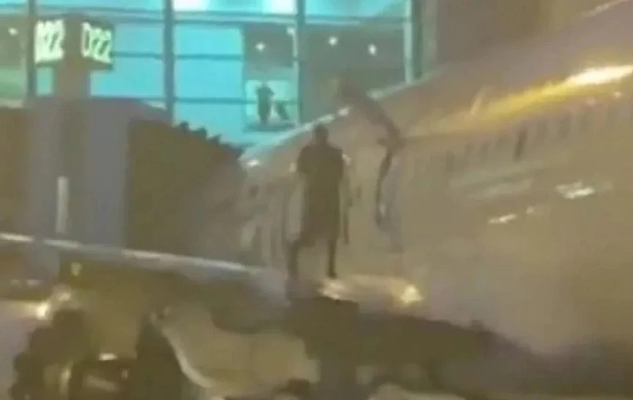 Insólito: en Miami, un pasajero abrió la puerta de emergencia del avión y caminó sobre el ala