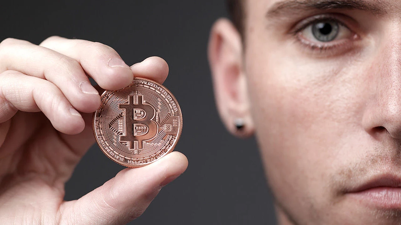 Tras las fuertes subas, Bitcoin sufre una corrección de más de 5%: qué puede pasar, según los expertos