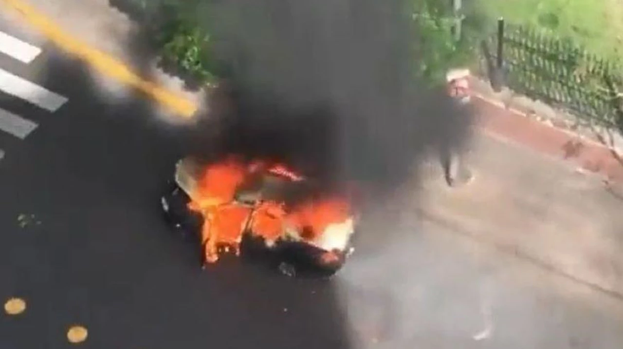 Video: un taxi se prendió fuego, explotó y causó pánico en Recoleta
