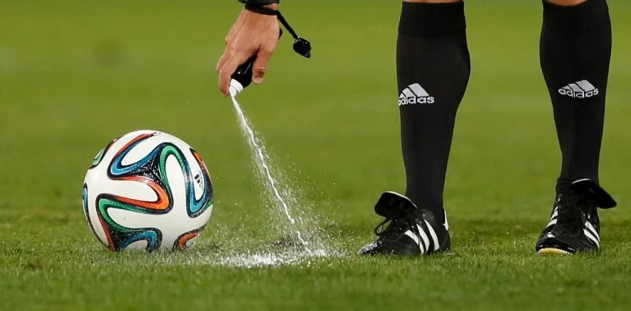 Un fallo favoreció al argentino creador del aerosol para árbitros: recibirá una suma millonaria de FIFA
