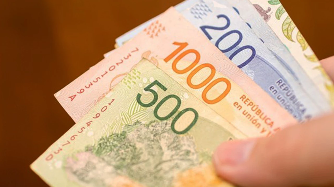 Un rumor alimentó la bronca: ¿pueden los bancos cobrar comisiones por depósitos de pesos en caja?