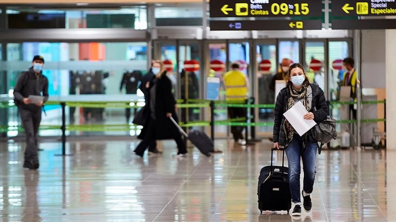 Europa le pone fin al uso obligatorio de barbijos en aeropuertos y aviones
