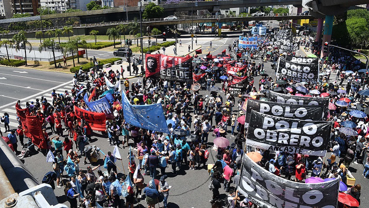 La marcha piquetera llega a Plaza de Mayo: qué reclaman y por qué el Gobierno dice que tiene "tinte político"