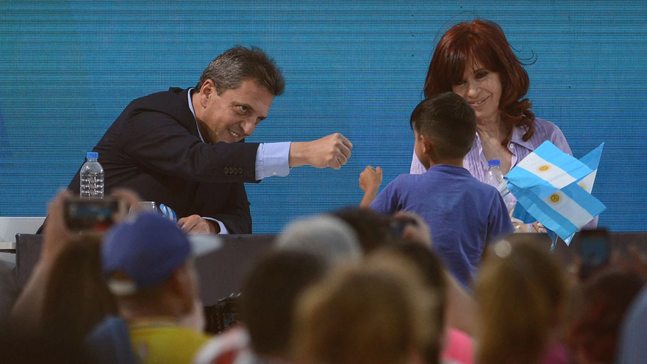 Cristina Kirchner reaparece en público y se muestra con Massa, en medio de su pelea con Alberto Fernández
