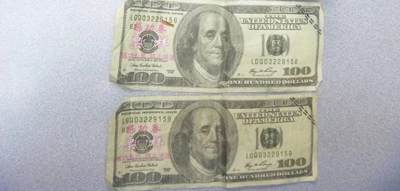 Cuidado si comprás dólar blue: cómo detectar los billetes chinos falsos con tinta rosa