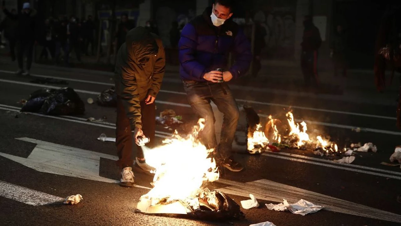 Violentos enfrentamientos durante las manifestaciones contra los confinamientos en Europa