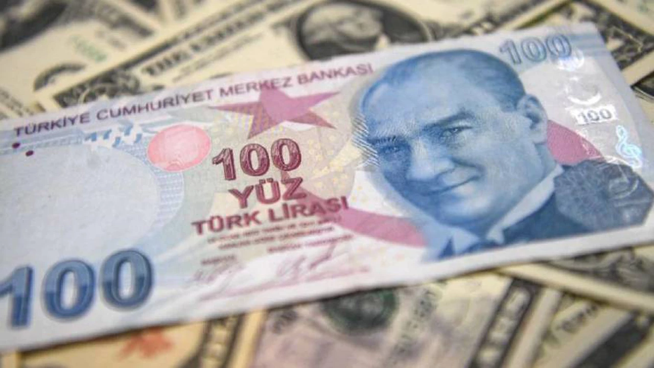 La lira turca sigue cayendo en picada: su cotización registró una baja del 13% frente al dólar y al euro