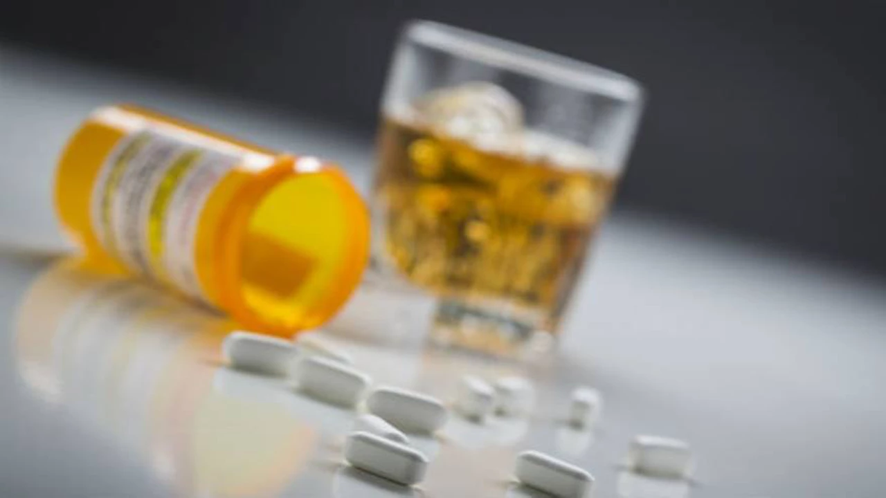 Cuál es el riesgo de mezclar medicamentos con alcohol