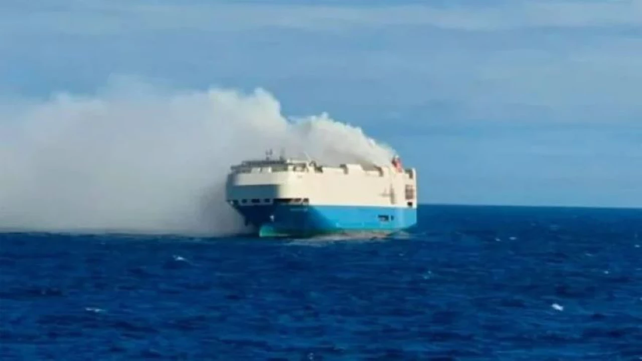 Se incendió un barco con autos de lujo:  quedó a la deriva en el océano Atlántico