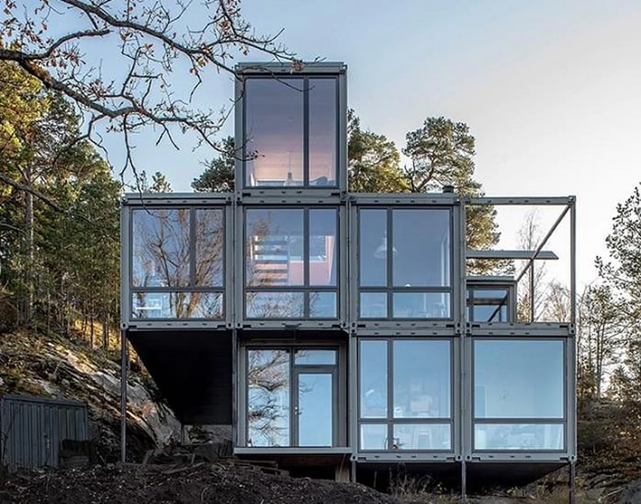 En imágenes: como un tetris, así es esta casa sustentable construida con 8 containers
