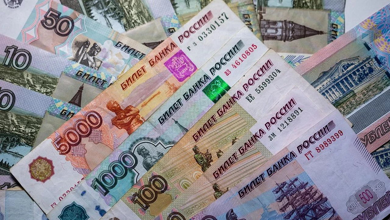 Mercados globales: el rublo se hunde a mínimos históricos y cuesta igual que el peso argentino