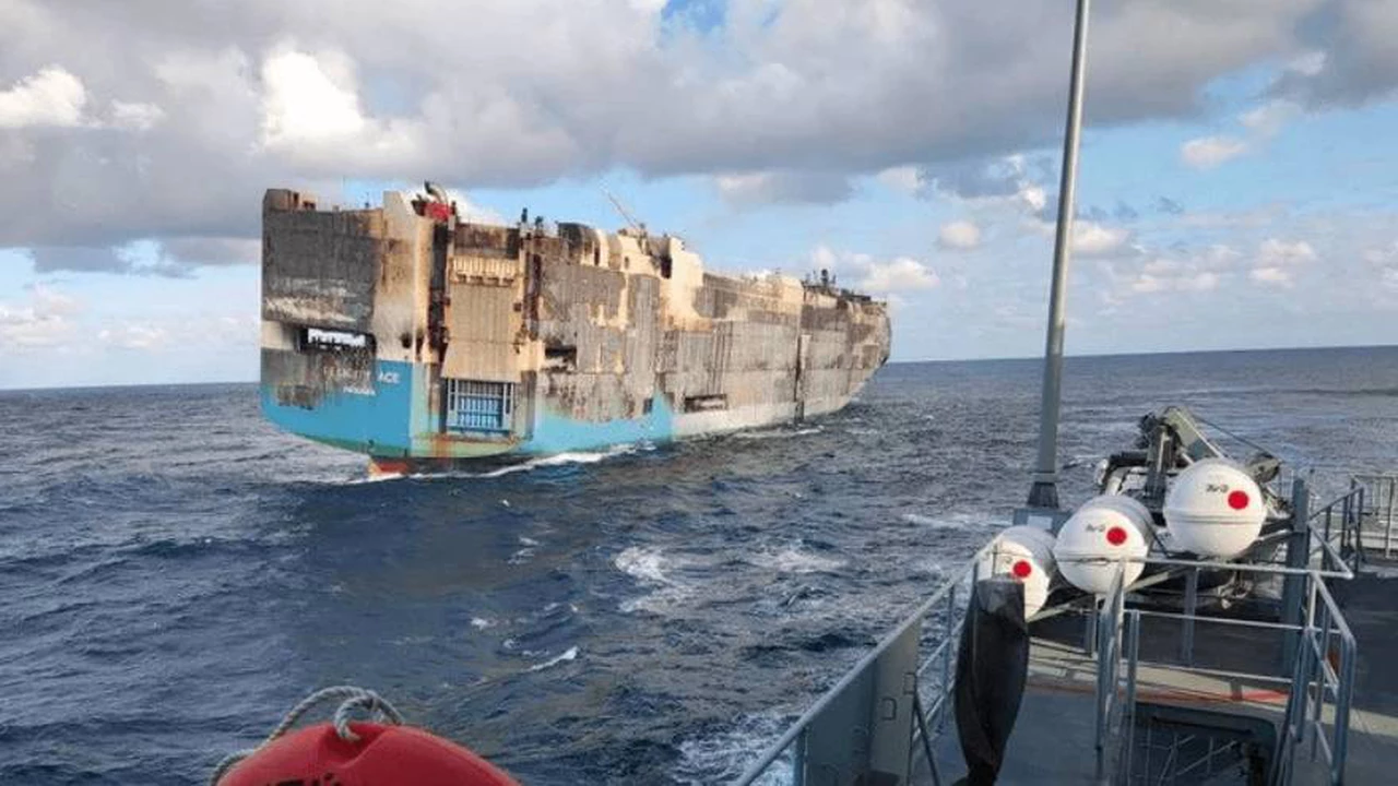 Un barco que transportaba autos de Volkswagen se prendió fuego y se cayeron 4 mil vehículos al Atlántico