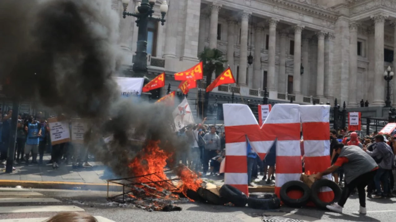 Graves incidentes frente al Congreso: le tiraron una bomba molotov a la policía
