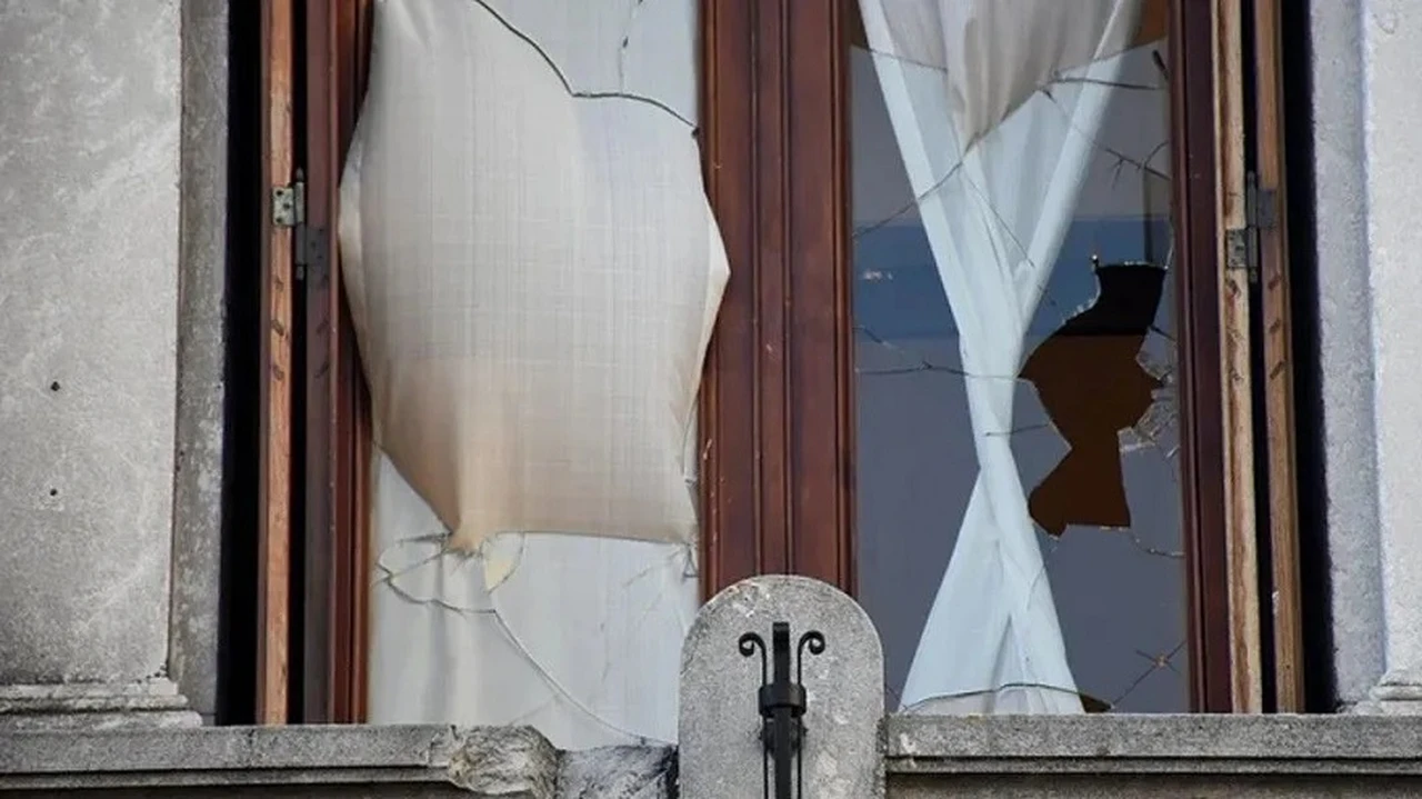 VIDEO| Cristina Kirchner mostró cómo quedó su despacho tras la pedrada y lanzó una fuerte crítica contra el FMI