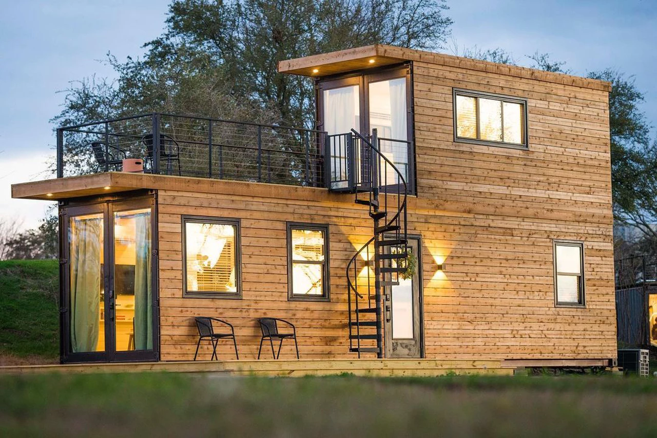 En fotos: esta pequeña casa sustentable construida con 2 containers tiene todo, ¡incluso terraza!