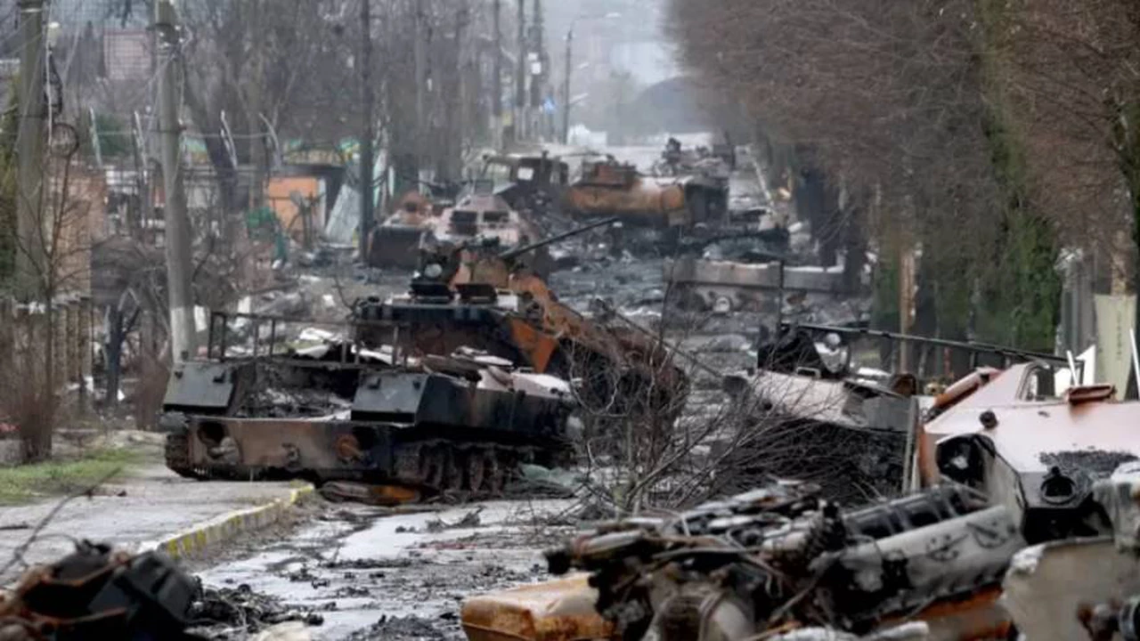 Rusia y Ucrania: así es el cementerio de cadáveres y tanques quemados en un suburbio de Kiev, tras la retirada de tropas rusas