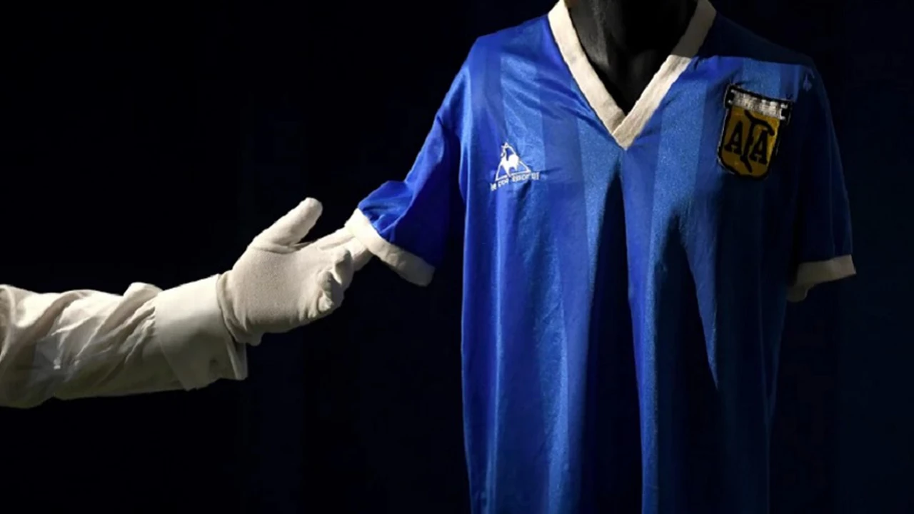 Las 3 cosas insólitas de la icónica camiseta de Maradona que se subastó por 9,3 millones de dólares