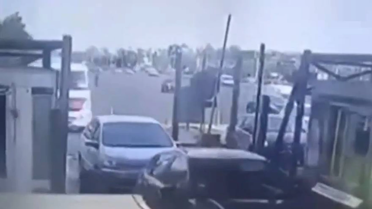 Video | El momento en que un camión choca a dos autos en un peaje de Panamericana