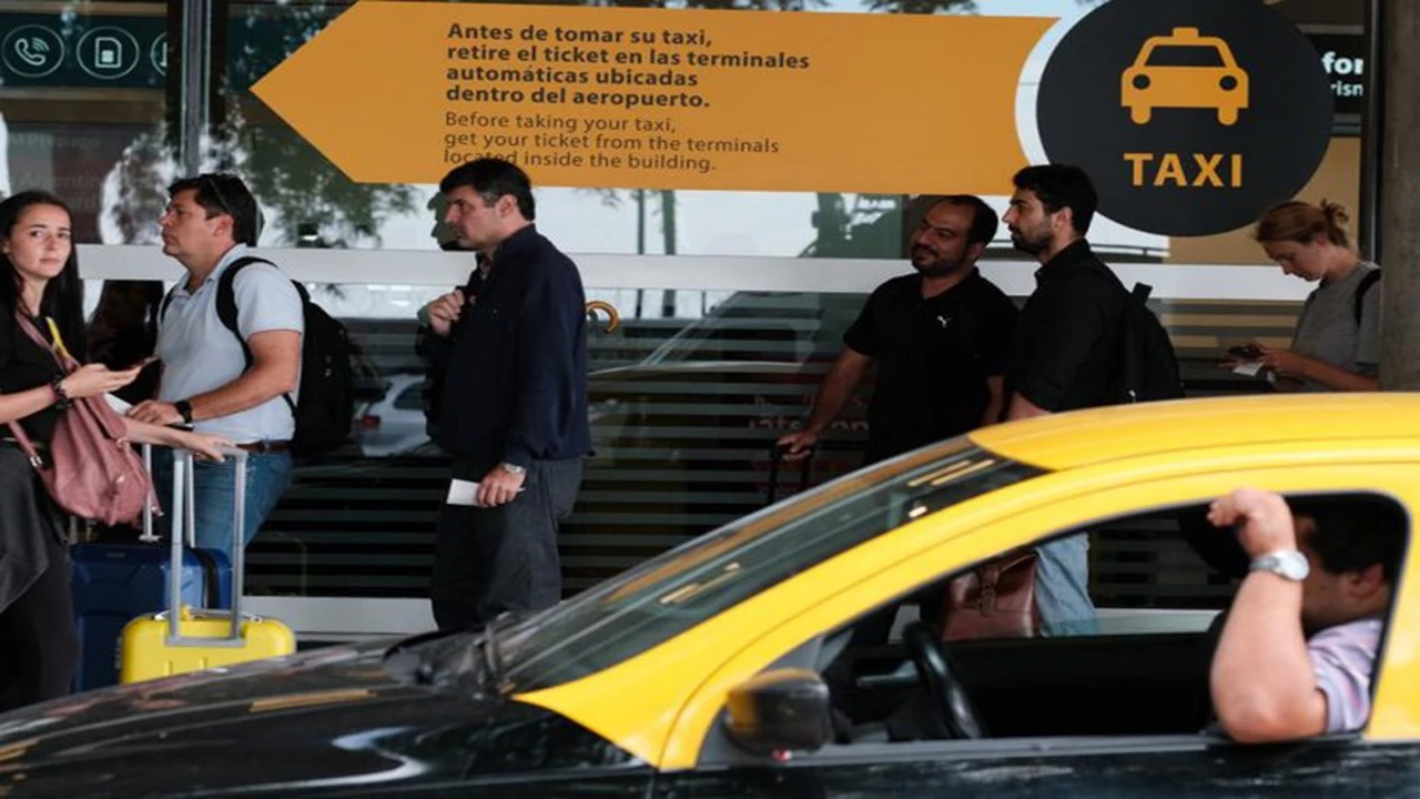 Se intensifica la guerra entre taxistas y apps de viajes en Aeroparque: insólita espera de los pasajeros para conseguir un auto