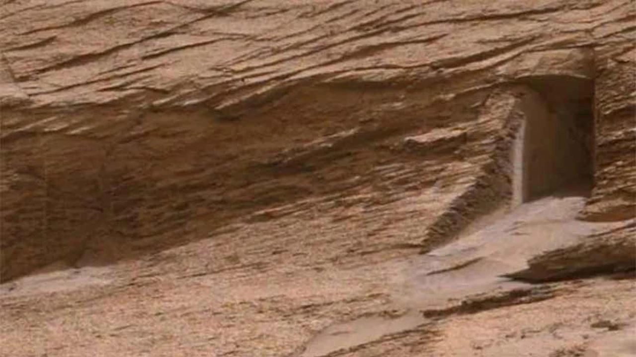 ¿Existe una "puerta" en Marte? Esta es la explicación de la NASA sobre la misteriosa formación