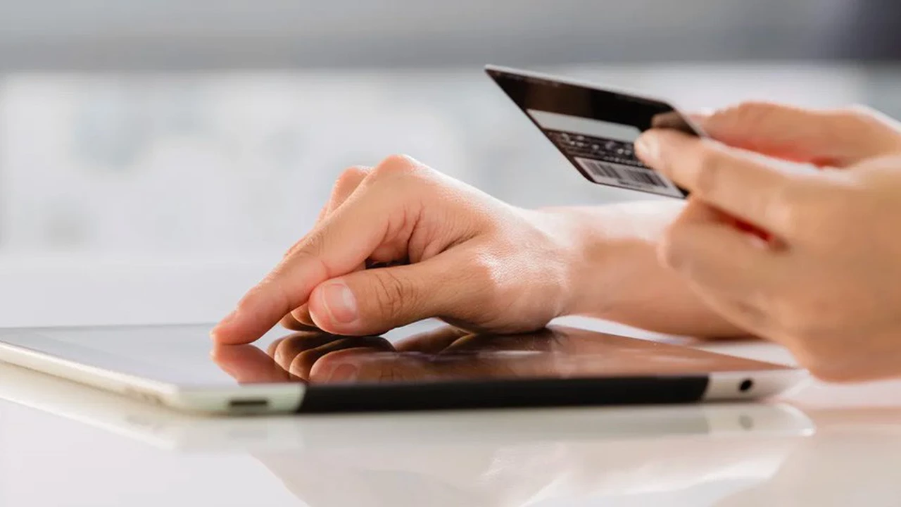 Deudas con tarjetas de crédito en dólares: cómo pagar el saldo y ahorrar más del 10%