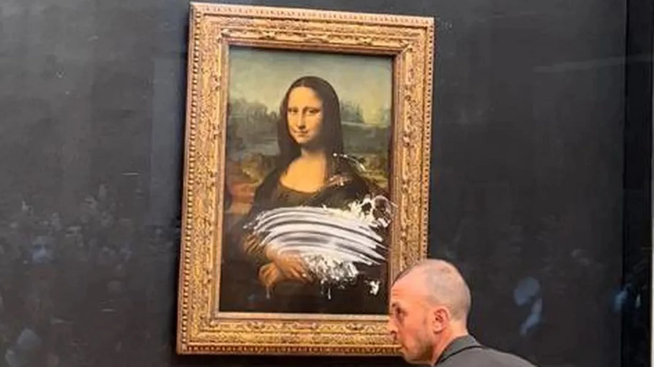 VIDEO | Susto en Francia: un hombre le arrojó una torta a la Mona Lisa en el Museo del Louvre