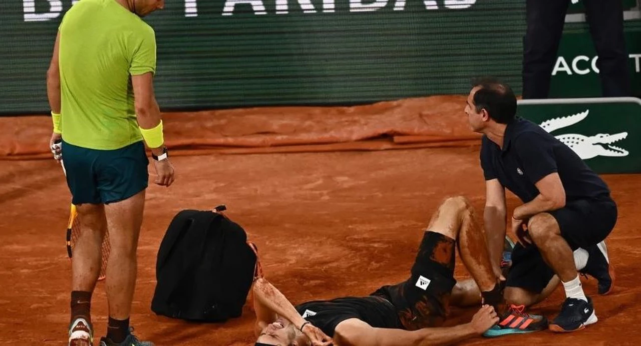 Video: Zverev tuvo una grave lesión y abandonó la semifinal de Roland Garros contra Nadal