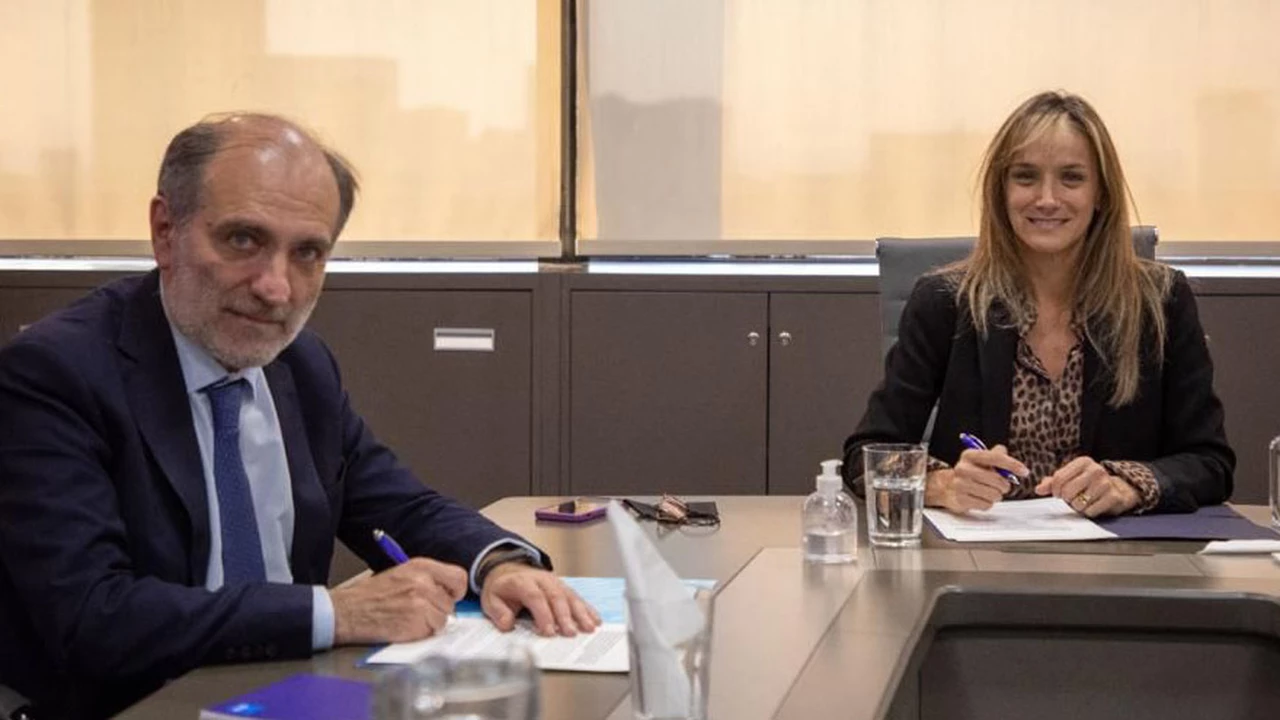 Malena Galmarini y Eduardo Hecker firmaron convenio para que más vecinos puedan conectarse a redes de AySA
