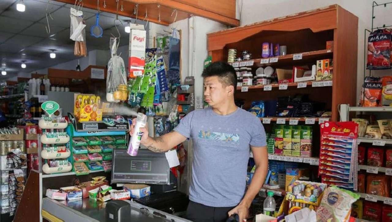 Por qué hay dueños de supermercados chinos que quieren dejar Argentina y migrar a Bolivia o Chile