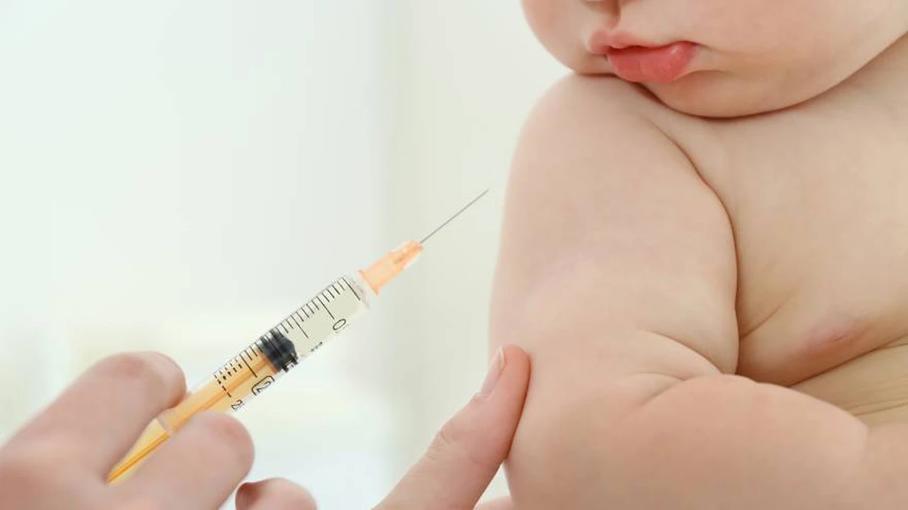 La FDA autorizó la aplicación de las vacunas de Moderna y Pfizer en niños desde los seis meses