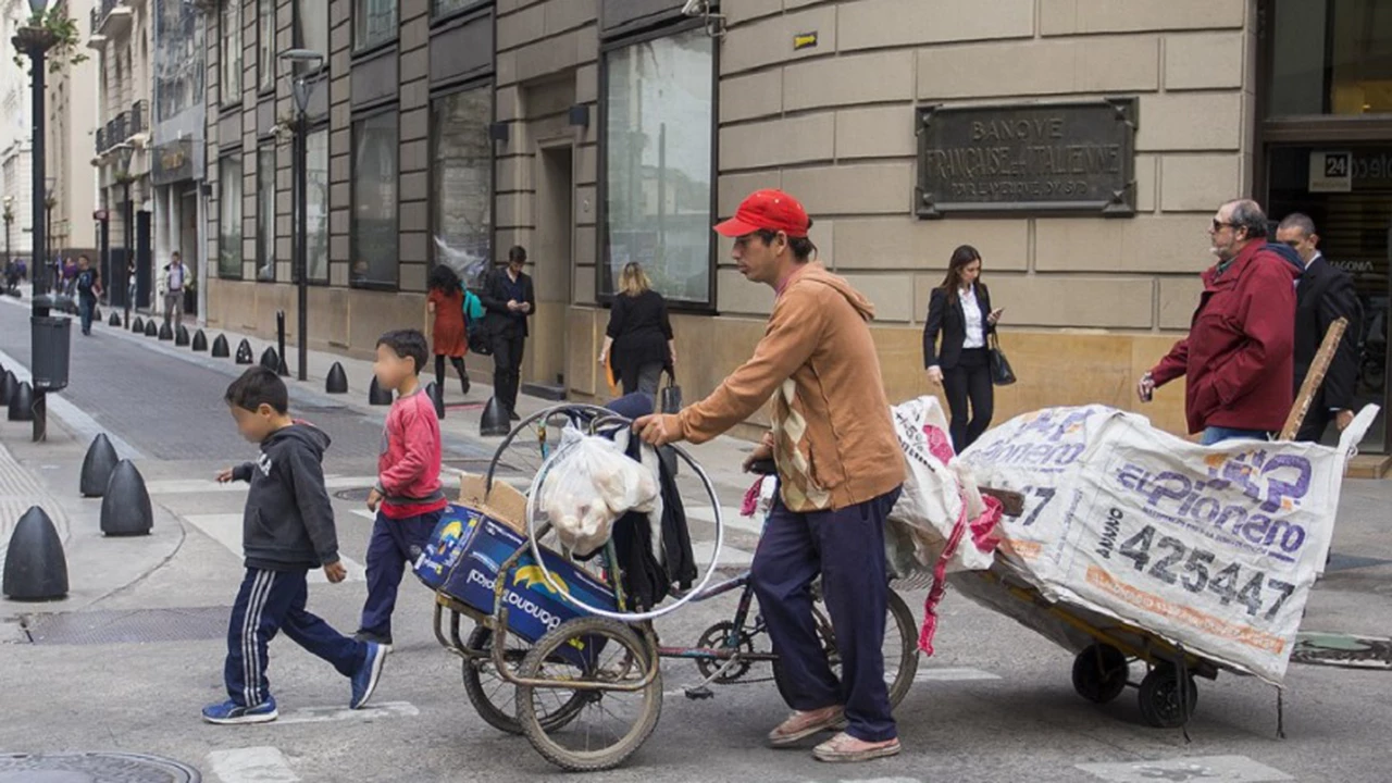 La pobreza bajó en el primer semestre, pero todavía casi 4 de cada 10 personas son pobres en Argentina