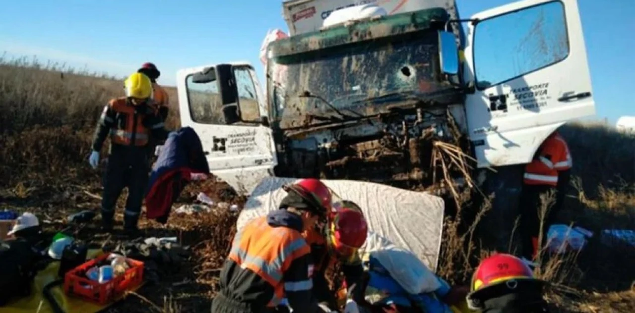Un camionero quiso esquivar un piquete de transportistas, lo apedrearon y murió tras un vuelco