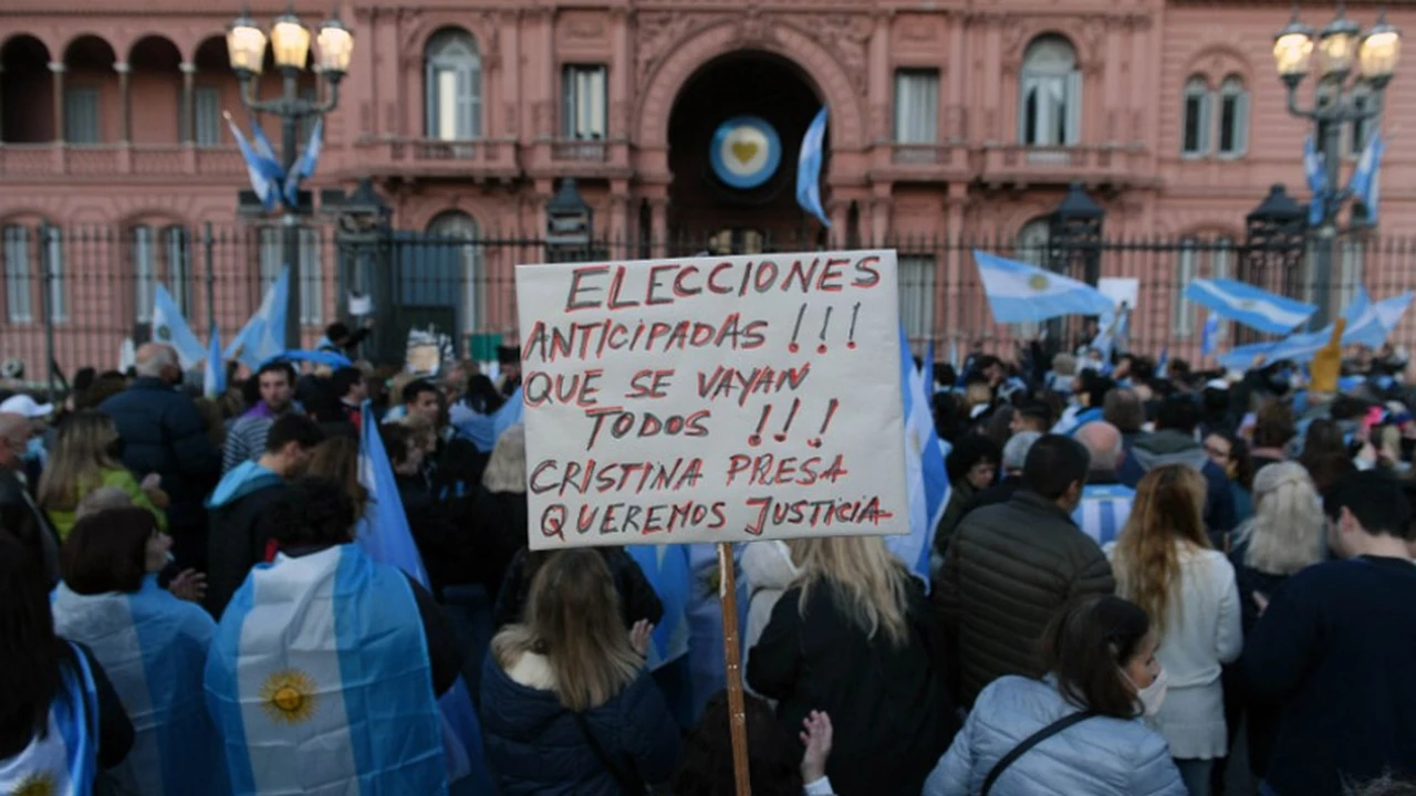 Banderazo contra el Gobierno: antorchas frente al Obelisco, guillotina en Plaza de Mayo y "que se vayan todos"